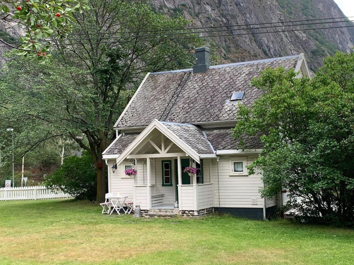 Aobrio Holidayhouse, Authentic Norwegian Farmhouse Close To Flam Lærdalsøyri Exterior foto